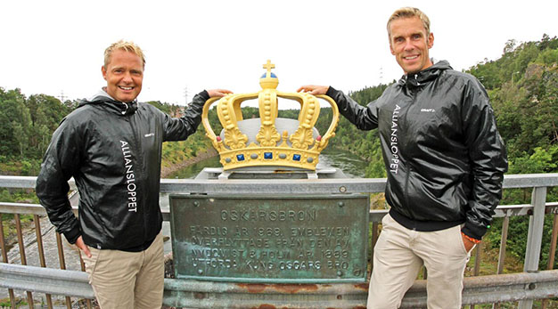 Magnus Larsson och Magnus Eriksson står på Oskarsbron i Trollhättan, där starten av Alliansloppet är
