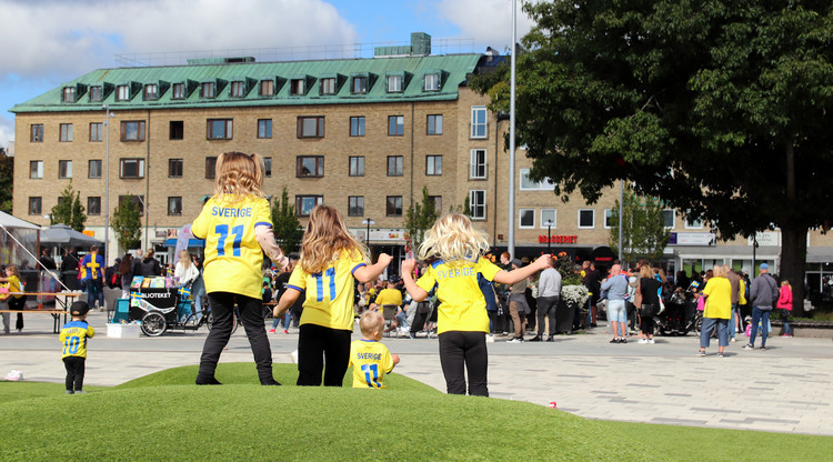 Tjejer på torget i sverigeströjor fotbolls-VM på torget 2023.jpg