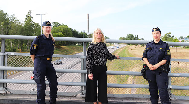 Områdespoliserna Ulrika Eliasson och Gabriella Can Mäkelä tillsammans med Trollhättans Stads brottsförebyggande strateg Anne Fagerberg. 
