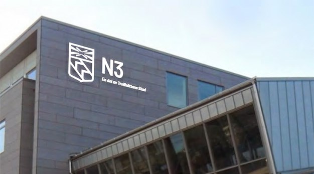 Byggnaden N3 med exempel på hur en skylt kan se ut