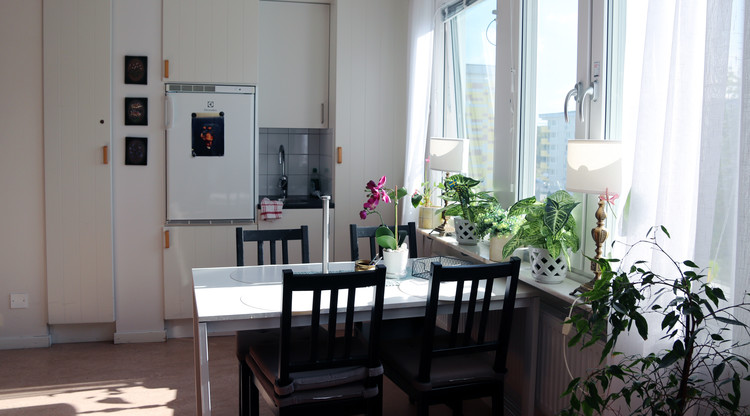 Kök och köksbord i lägenhet