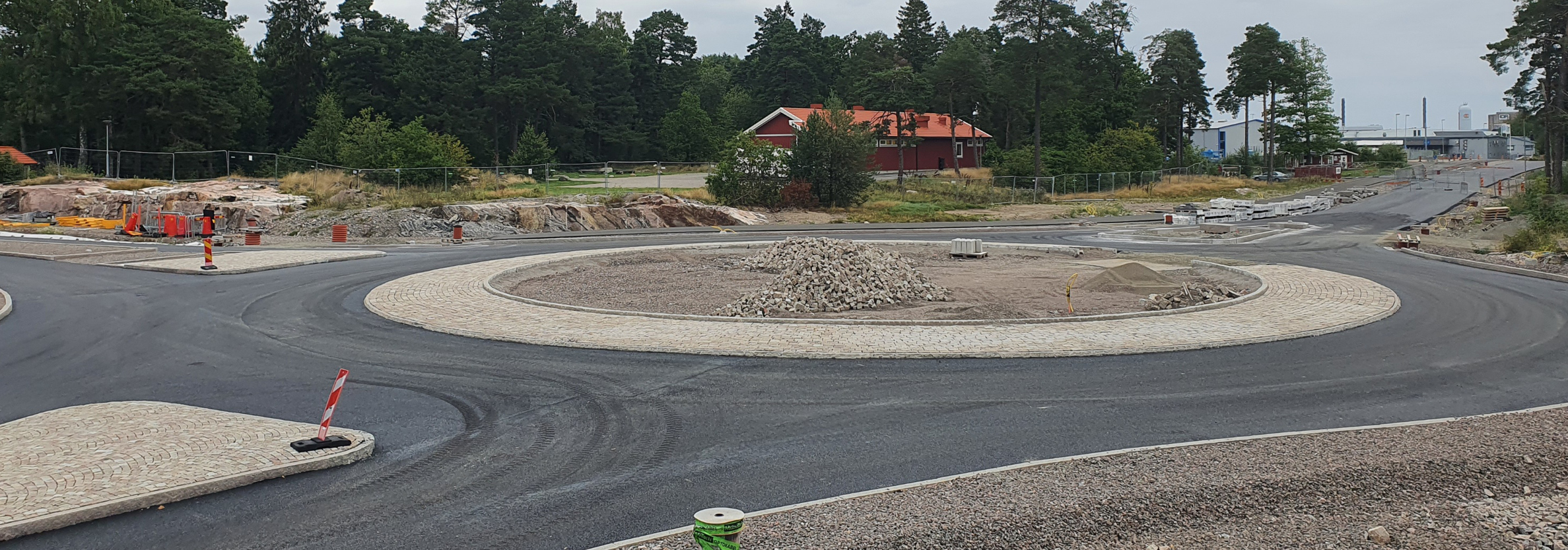Cirkulationsplats med anslutande vägar som byggs på Nya Hjulkvarnelundsvägen