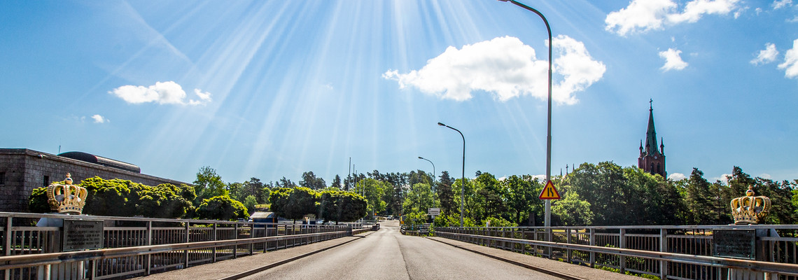 Oscarsbron över fallen i Trollhättan, solen lyser på vägen