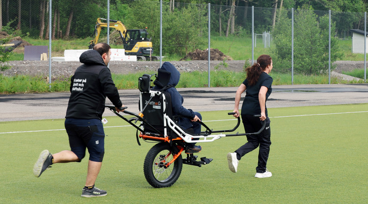 Personer testar handikappanpassad cykel