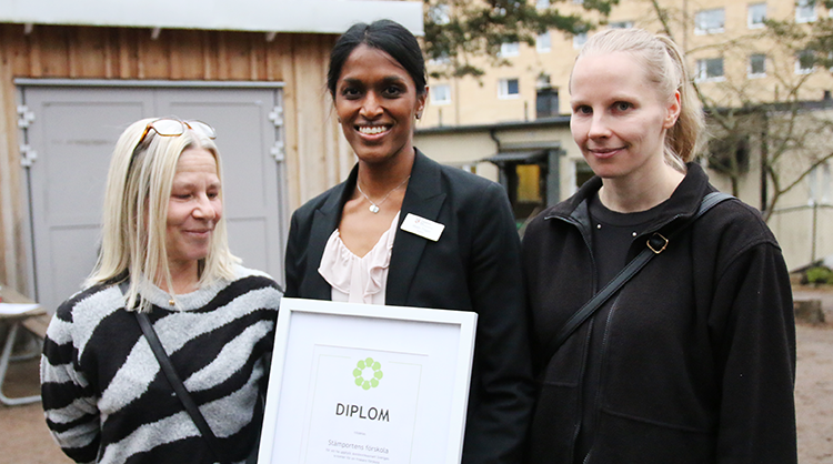 Anneli, Malin och Sophia med diplom