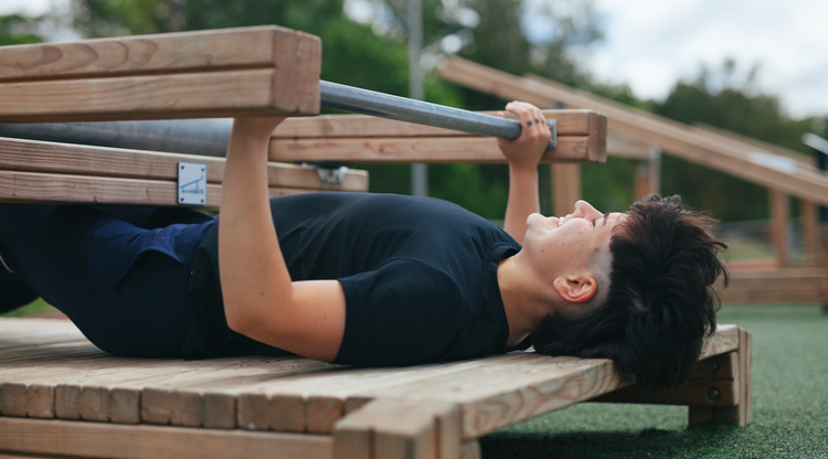 Person tränar på utegym