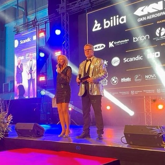 Anna och Lars hälsar välkomna och startar kvällens gala