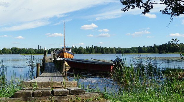 En brygga som går ut över en sjö