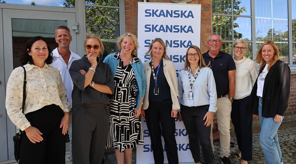 Bilder på representanter från Skanska, Trollhättans Stad och Lundqvist framför Skanskas kontor på Innovatum Districs.