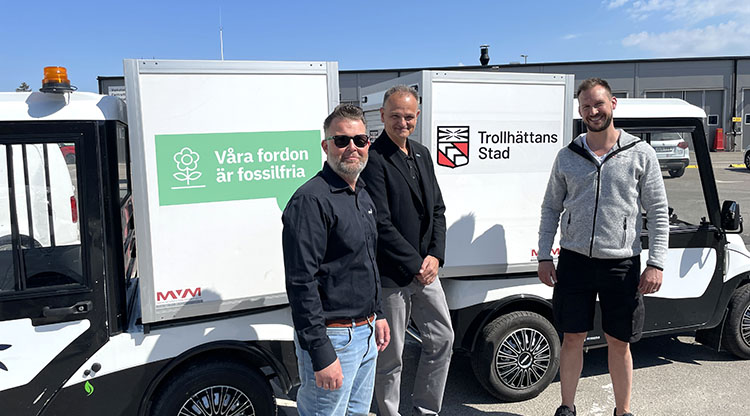Robert Fransson (avdelningschef Eidar), Owe Lång (vice vd och ekonomichef Eidar) och Johan Karlsson (enhetschef, Trollhättans stad) tillsammans med de två eldrivna arbetsfordonen som Trollhättans stad tar över.