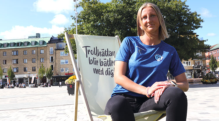 Felicia Brink sitter på en stol på Drottningtorget