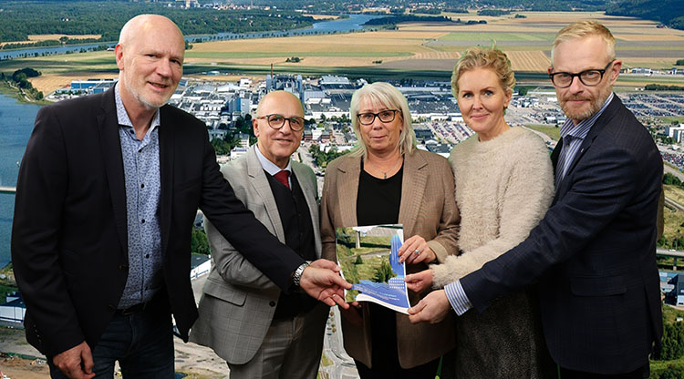 TorBjörn Nilsson (hållbarhetsstrateg Trollhättans stad) Said Niklund (stadsdirektör Trollhättans stad), Petra Arlebo (Föreningen Företagarna Trollhättan), Linda Bohlin Trajkovski (vd Innovatum Science Park) och kommunstyrelsens ordförande Peter Eriksson med det undertecknade avtalet.  