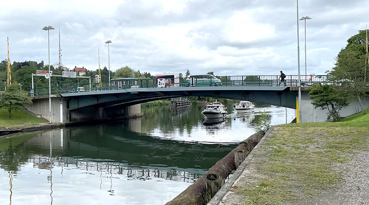 Klaffbron i centrala Trollhättan sommartid.