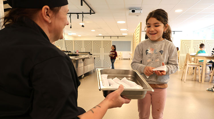 Förskolekock Sofia Mossberg Lindelöf bjuder på glass på Offentliga måltidens dag