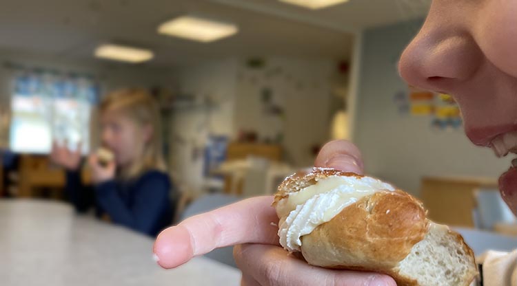 Barn äter minisemla på Tornets förskola.