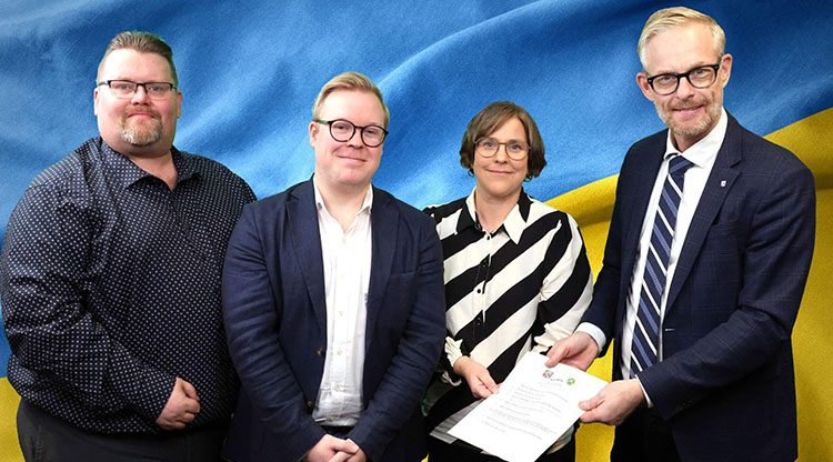 Kommunalråden Ricky Karlsson (KD), Sofia Lindholm (C) och Peter Eriksson (M) tillsammans med Trollhättans stads internationelle samordnare Isak Johansson (tvåa från vänster) visar stolt upp samarbetsavtalet mellan Trollhättan och den ukrainska staden Fastiv.