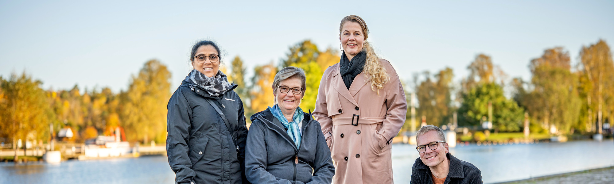 Anställda i Trollhättans stad framför Trollhättans kanal