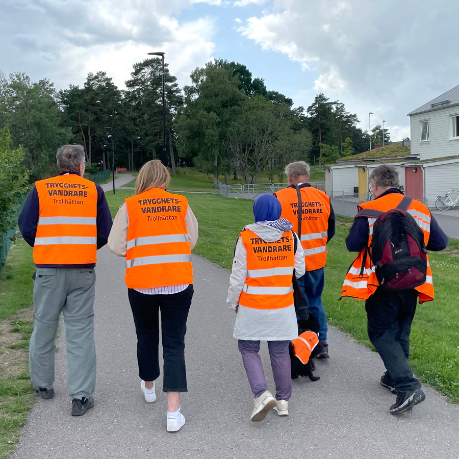 En grupp trygghetsvandrare från Trollhättan går i ett led. Foto.