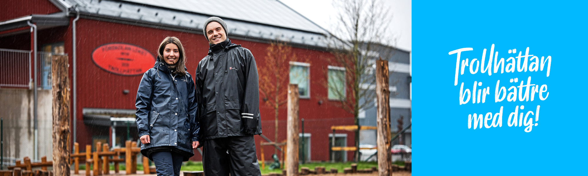 Två pedagoger står framför en förskola.