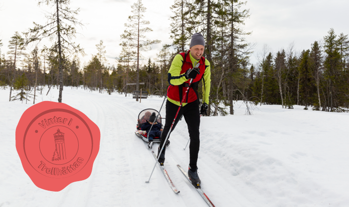 Man som åker längdskidor