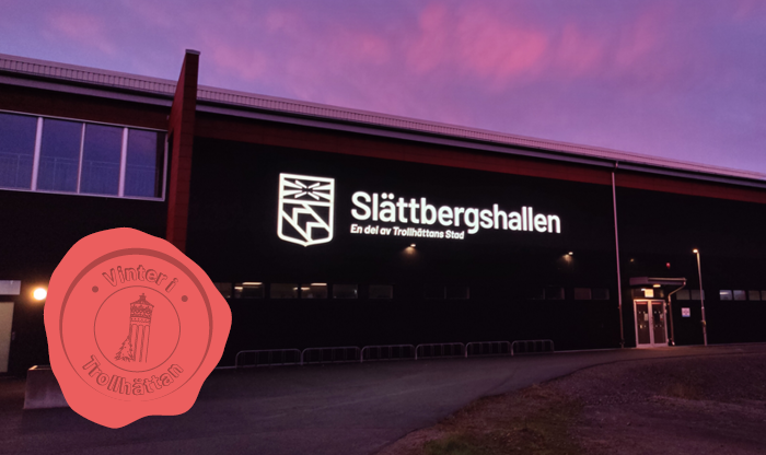 Slättbergshallen i Trollhättan med en lilafärgad himmel i bakgrunden