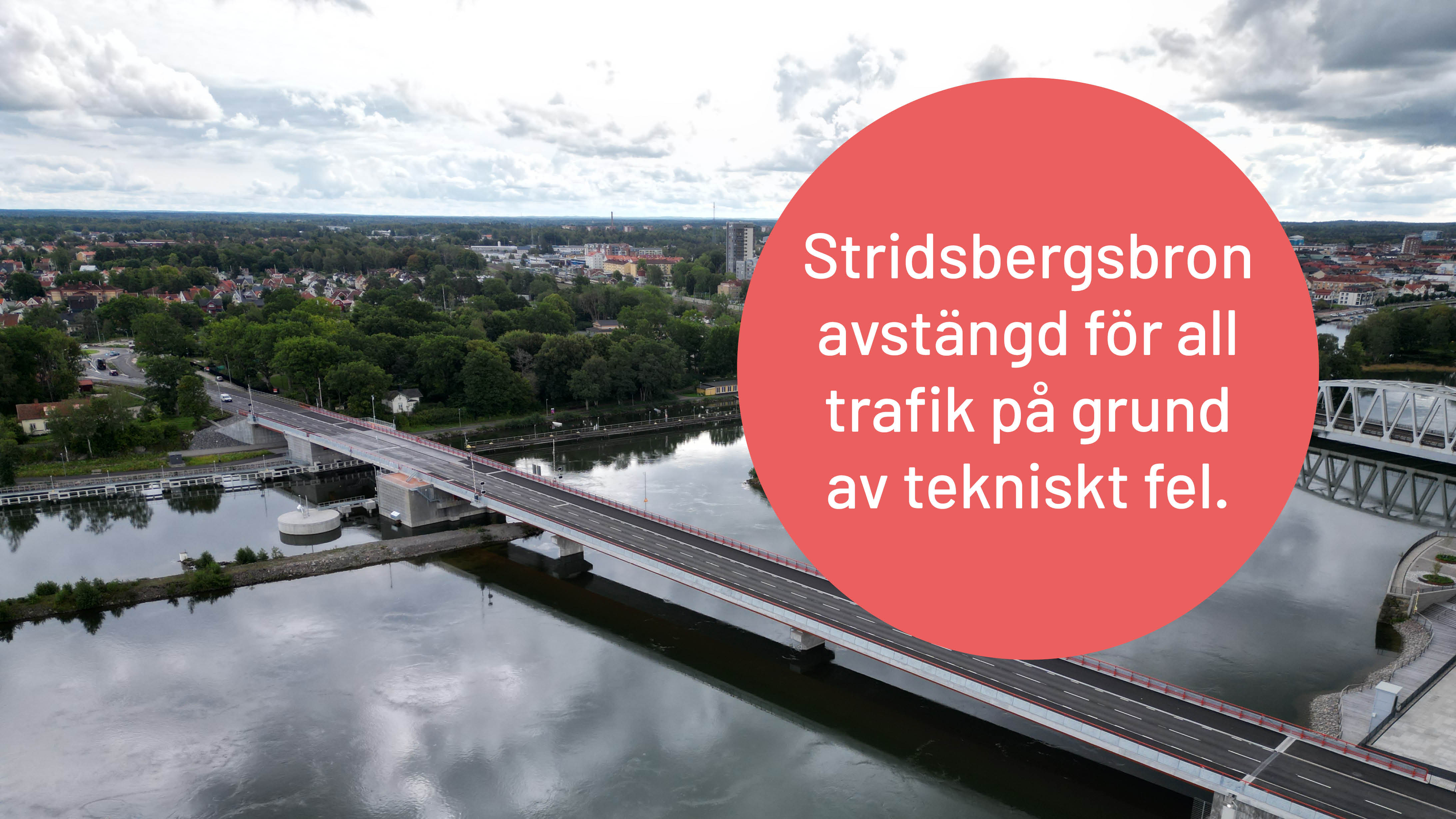 Stridsbergsbron i Trollhättan. Röd symbol med texten "Stridsbergsbron är avstängd för all trafik på grund av tekniskt fel". 