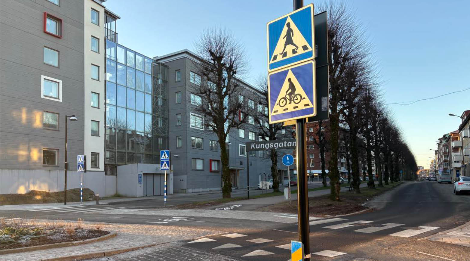 Bild på vägmärket "Cykelöverfart" på Kungsgatan vid Kungsporten