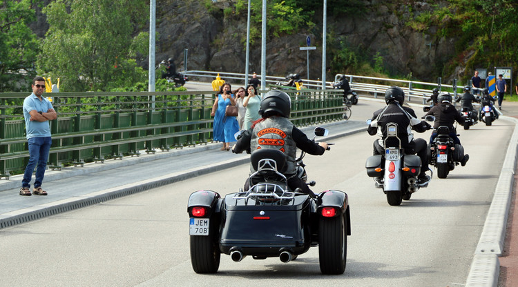 Motorcyklar kör över bro