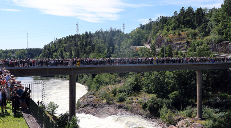 Publik står på bro och tittar på fallpåsläpp