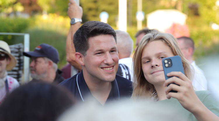 Pojke tar en selfie tillsammans med bordtennisspelaren Kristian Karlsson