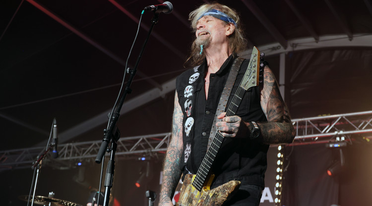 Chris Holmes spelar gitarr på scen