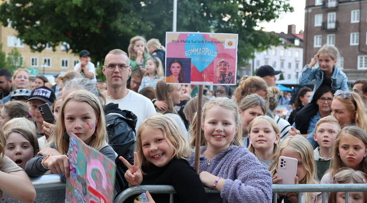 Glad publik under konsert på torg.