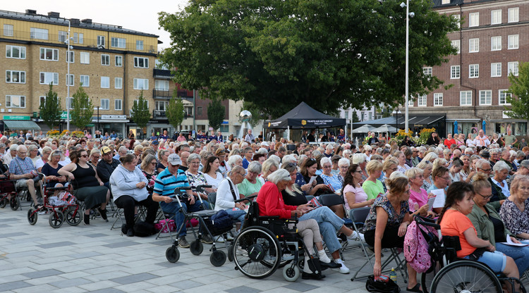 Publik på ett torg under en allsång