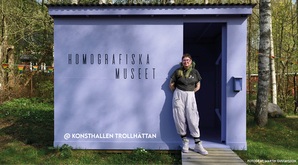 Funny Livdotter står framför en lila byggnad som är Homografiska museet på Not Quite.