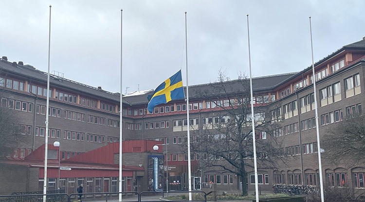 Flaggan på halv stång utanför stadshuset